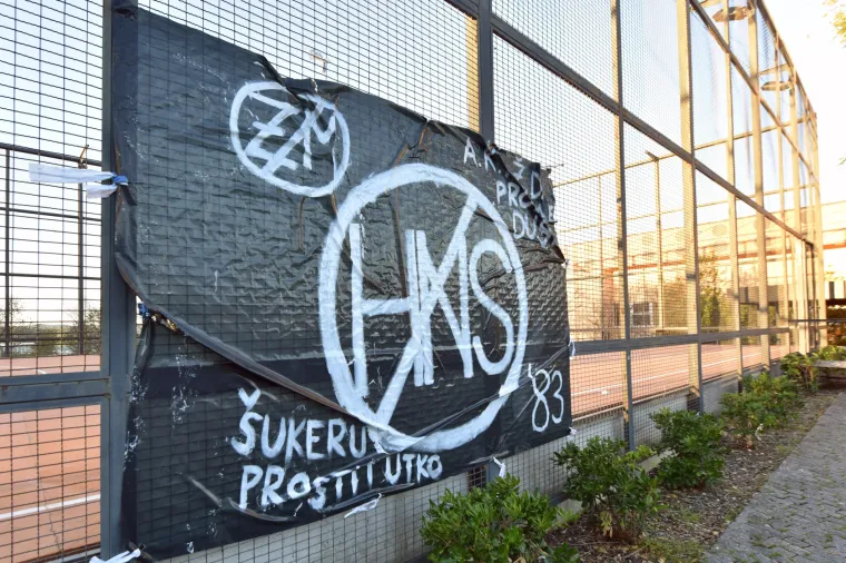 '&Scaron;ukeru, prostitutko': u &Scaron;ibeniku osvanuo transparent protiv HNS-a i Davora &Scaron;ukera
