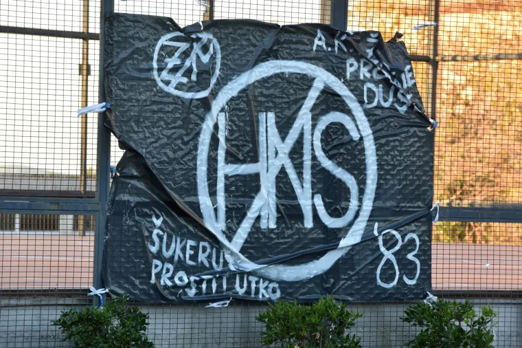 '&Scaron;ukeru, prostitutko': u &Scaron;ibeniku osvanuo transparent protiv HNS-a i Davora &Scaron;ukera