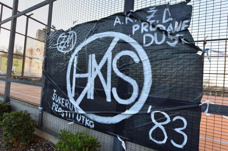 '&Scaron;ukeru, prostitutko': u &Scaron;ibeniku osvanuo transparent protiv HNS-a i Davora &Scaron;ukera
