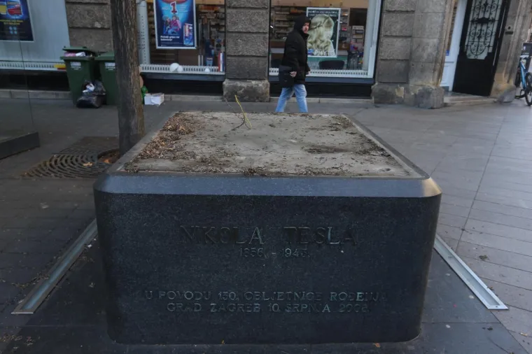 O&scaron;tećeni kip Nikole Tesle odvezen je na popravak