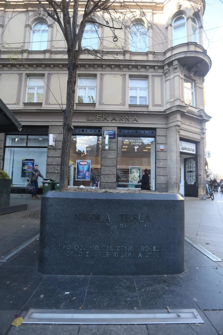 O&scaron;tećeni kip Nikole Tesle odvezen je na popravak