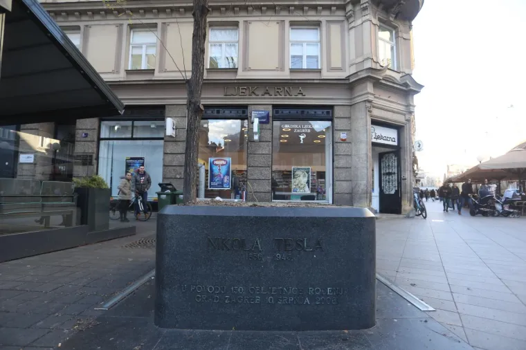 O&scaron;tećeni kip Nikole Tesle odvezen je na popravak