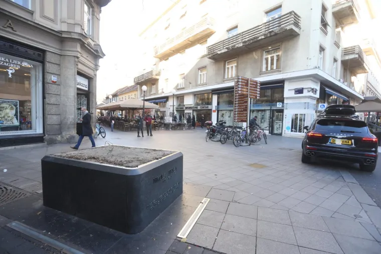 O&scaron;tećeni kip Nikole Tesle odvezen je na popravak