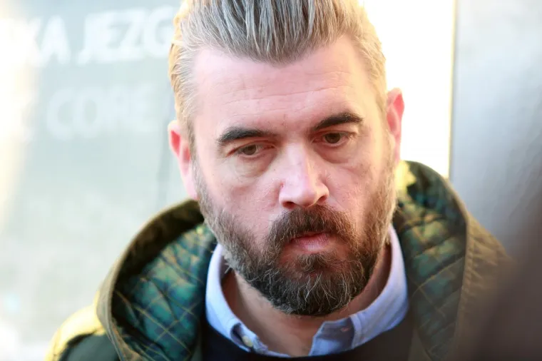 Dario &Scaron;imić kao potencijalni kandidat za predsjednika Hrvatskog nogometnog saveza danas je do&scaron;ao u Split. Zajedno sa svojim suradnicima Marijem Stanićem i Stipom Pletikosom pro&scaron;etao je Rivom, nakon čega je bio na sastanku u Savezu Splitsko-dalmatinske županije.