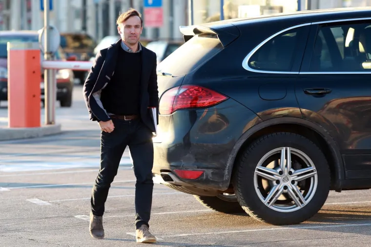 Dario &Scaron;imić kao potencijalni kandidat za predsjednika Hrvatskog nogometnog saveza danas je do&scaron;ao u Split. Zajedno sa svojim suradnicima Marijem Stanićem i Stipom Pletikosom pro&scaron;etao je Rivom, nakon čega je bio na sastanku u Savezu Splitsko-dalmatinske županije.