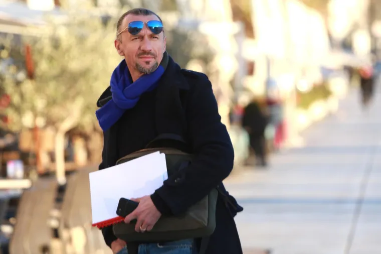 Dario &Scaron;imić kao potencijalni kandidat za predsjednika Hrvatskog nogometnog saveza danas je do&scaron;ao u Split. Zajedno sa svojim suradnicima Marijem Stanićem i Stipom Pletikosom pro&scaron;etao je Rivom, nakon čega je bio na sastanku u Savezu Splitsko-dalmatinske županije.