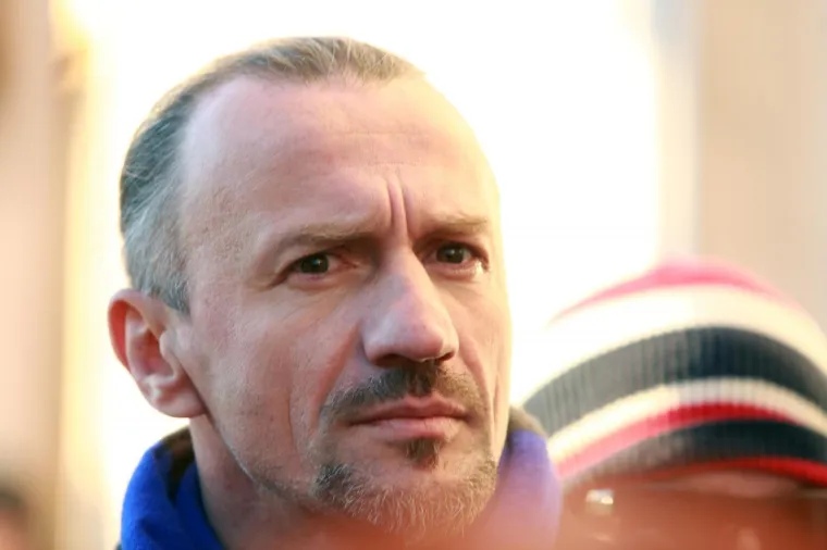 Dario &Scaron;imić kao potencijalni kandidat za predsjednika Hrvatskog nogometnog saveza danas je do&scaron;ao u Split. Zajedno sa svojim suradnicima Marijem Stanićem i Stipom Pletikosom pro&scaron;etao je Rivom, nakon čega je bio na sastanku u Savezu Splitsko-dalmatinske županije.