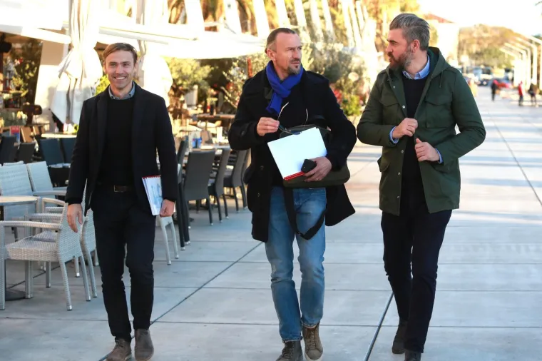 Dario &Scaron;imić kao potencijalni kandidat za predsjednika Hrvatskog nogometnog saveza danas je do&scaron;ao u Split. Zajedno sa svojim suradnicima Marijem Stanićem i Stipom Pletikosom pro&scaron;etao je Rivom, nakon čega je bio na sastanku u Savezu Splitsko-dalmatinske županije.