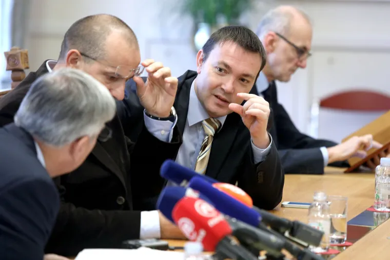 Zanimljivi razgovori u Saboru: &scaron;to je Bauk obja&scaron;njavao Reineru prije početka rasprave o povjerenstvu za Agrokor