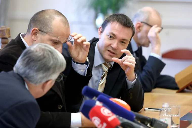 Zanimljivi razgovori u Saboru: &scaron;to je Bauk obja&scaron;njavao Reineru prije početka rasprave o povjerenstvu za Agrokor