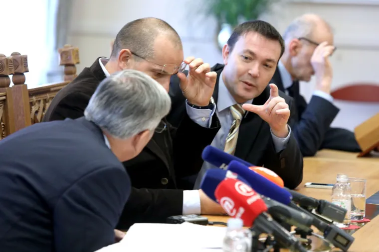 Zanimljivi razgovori u Saboru: &scaron;to je Bauk obja&scaron;njavao Reineru prije početka rasprave o povjerenstvu za Agrokor