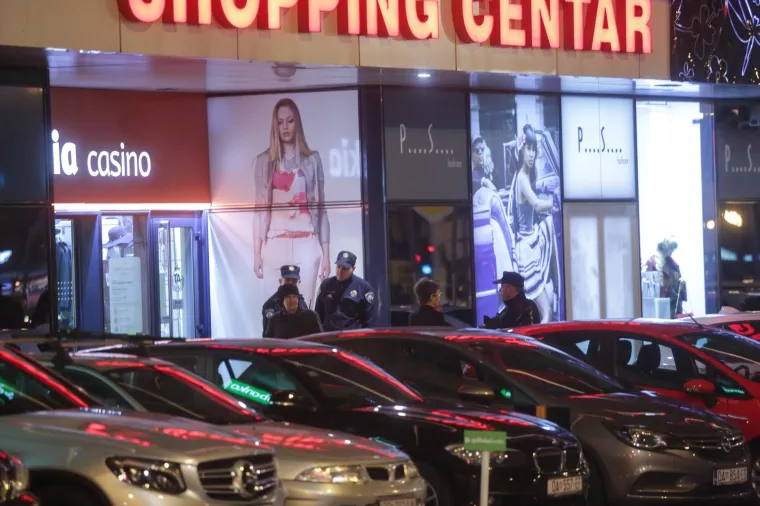 Za vrijeme predstavljanja kandidature Davora &Scaron;ukera za novi predsjednički mandat u HNS-u pred Zagrebačkim nogometnim savezom jake snage policije okružile su hotel Antunović. &Scaron;ukerova utvrda potvrdila je njegovu kandidaturu.