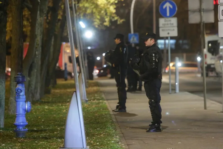 Za vrijeme predstavljanja kandidature Davora &Scaron;ukera za novi predsjednički mandat u HNS-u pred Zagrebačkim nogometnim savezom jake snage policije okružile su hotel Antunović. &Scaron;ukerova utvrda potvrdila je njegovu kandidaturu.