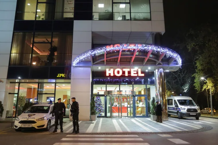 Za vrijeme predstavljanja kandidature Davora &Scaron;ukera za novi predsjednički mandat u HNS-u pred Zagrebačkim nogometnim savezom jake snage policije okružile su hotel Antunović. &Scaron;ukerova utvrda potvrdila je njegovu kandidaturu.