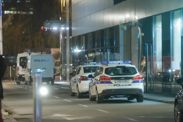 Za vrijeme predstavljanja kandidature Davora &Scaron;ukera za novi predsjednički mandat u HNS-u pred Zagrebačkim nogometnim savezom jake snage policije okružile su hotel Antunović. &Scaron;ukerova utvrda potvrdila je njegovu kandidaturu.