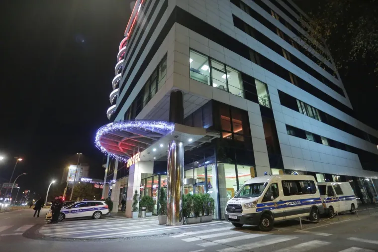 Za vrijeme predstavljanja kandidature Davora &Scaron;ukera za novi predsjednički mandat u HNS-u pred Zagrebačkim nogometnim savezom jake snage policije okružile su hotel Antunović. &Scaron;ukerova utvrda potvrdila je njegovu kandidaturu.