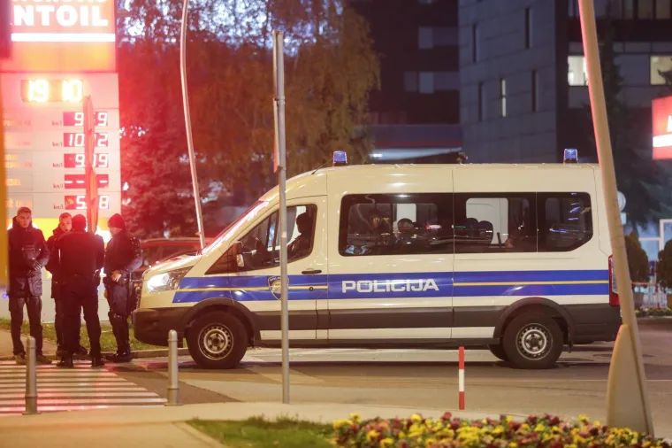 Za vrijeme predstavljanja kandidature Davora &Scaron;ukera za novi predsjednički mandat u HNS-u pred Zagrebačkim nogometnim savezom jake snage policije okružile su hotel Antunović. &Scaron;ukerova utvrda potvrdila je njegovu kandidaturu.