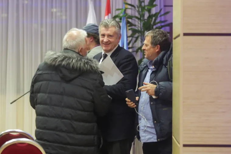 Za vrijeme predstavljanja kandidature Davora &Scaron;ukera za novi predsjednički mandat u HNS-u pred Zagrebačkim nogometnim savezom jake snage policije okružile su hotel Antunović. &Scaron;ukerova utvrda potvrdila je njegovu kandidaturu.