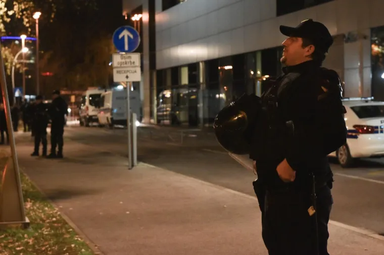 Za vrijeme predstavljanja kandidature Davora &Scaron;ukera za novi predsjednički mandat u HNS-u pred Zagrebačkim nogometnim savezom jake snage policije okružile su hotel Antunović. &Scaron;ukerova utvrda potvrdila je njegovu kandidaturu.