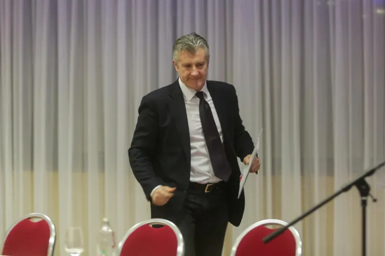 Za vrijeme predstavljanja kandidature Davora &Scaron;ukera za novi predsjednički mandat u HNS-u pred Zagrebačkim nogometnim savezom jake snage policije okružile su hotel Antunović. &Scaron;ukerova utvrda potvrdila je njegovu kandidaturu.