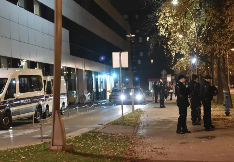 Za vrijeme predstavljanja kandidature Davora &Scaron;ukera za novi predsjednički mandat u HNS-u pred Zagrebačkim nogometnim savezom jake snage policije okružile su hotel Antunović. &Scaron;ukerova utvrda potvrdila je njegovu kandidaturu.