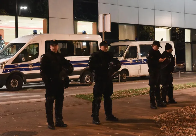 Za vrijeme predstavljanja kandidature Davora &Scaron;ukera za novi predsjednički mandat u HNS-u pred Zagrebačkim nogometnim savezom jake snage policije okružile su hotel Antunović. &Scaron;ukerova utvrda potvrdila je njegovu kandidaturu.