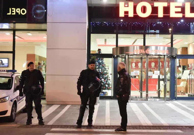 Za vrijeme predstavljanja kandidature Davora &Scaron;ukera za novi predsjednički mandat u HNS-u pred Zagrebačkim nogometnim savezom jake snage policije okružile su hotel Antunović. &Scaron;ukerova utvrda potvrdila je njegovu kandidaturu.