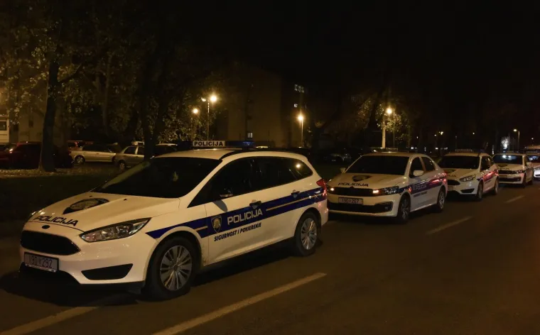 Za vrijeme predstavljanja kandidature Davora &Scaron;ukera za novi predsjednički mandat u HNS-u pred Zagrebačkim nogometnim savezom jake snage policije okružile su hotel Antunović. &Scaron;ukerova utvrda potvrdila je njegovu kandidaturu.