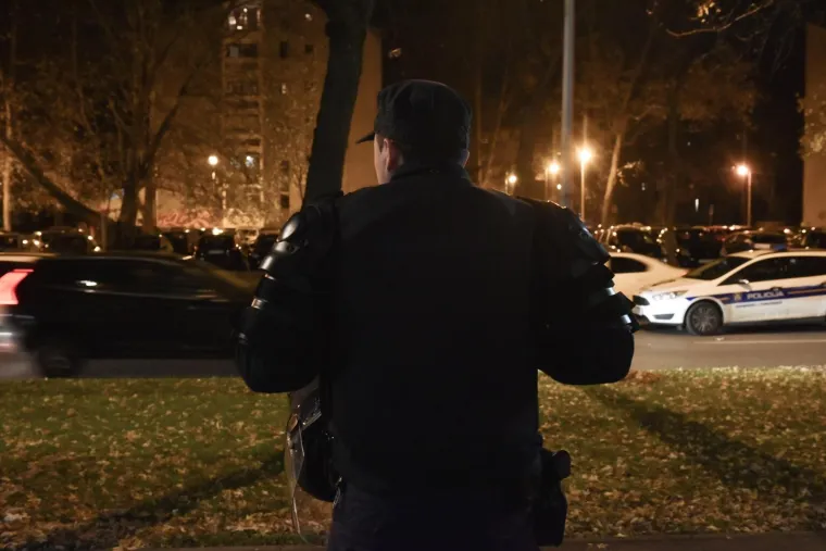 Za vrijeme predstavljanja kandidature Davora &Scaron;ukera za novi predsjednički mandat u HNS-u pred Zagrebačkim nogometnim savezom jake snage policije okružile su hotel Antunović. &Scaron;ukerova utvrda potvrdila je njegovu kandidaturu.