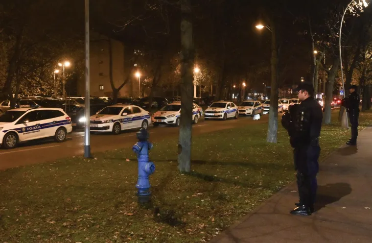 Za vrijeme predstavljanja kandidature Davora &Scaron;ukera za novi predsjednički mandat u HNS-u pred Zagrebačkim nogometnim savezom jake snage policije okružile su hotel Antunović. &Scaron;ukerova utvrda potvrdila je njegovu kandidaturu.