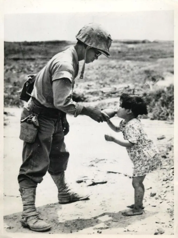 Fotografija iz 1945. prikazuje američkog marinca koji daje vodu djevojčici iz Japana koju je prona&scaron;ao u &scaron;pilji.