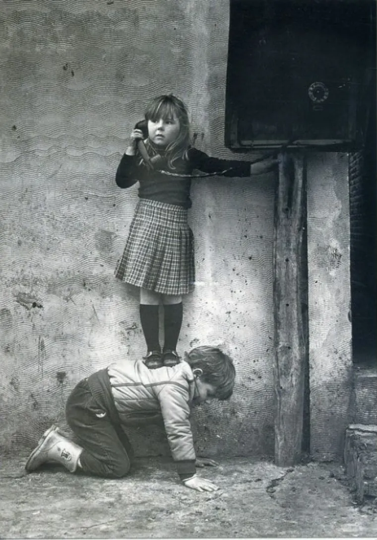 Kada prijateljica hitno treba obaviti poziv, ali ne može doseći telefon.