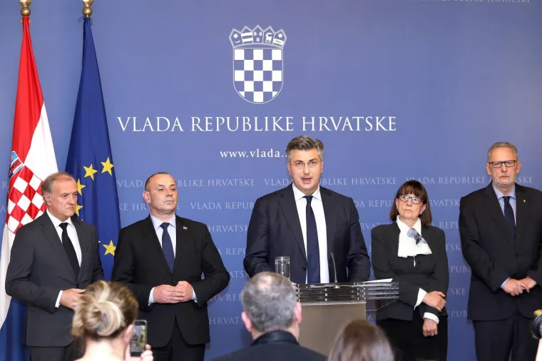 Izvanredna konferencija za novinare predsjednika Vlade Andreja Plenkovića u Banskim dvorima. Obratio se javnosti nakon nastavka izricanja presude &scaron;estorci iz BiH u predmetu Herceg-Bosna, a vezano za &scaron;okantan čin generala Slobodana Praljka u ha&scaron;koj sudnici i njegov tragičan kraj.