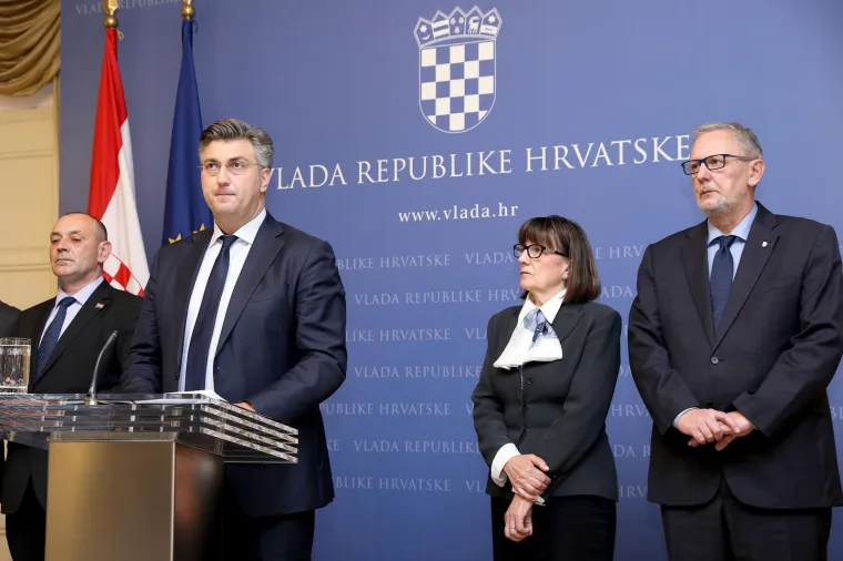 Izvanredna konferencija za novinare predsjednika Vlade Andreja Plenkovića u Banskim dvorima. Obratio se javnosti nakon nastavka izricanja presude &scaron;estorci iz BiH u predmetu Herceg-Bosna, a vezano za &scaron;okantan čin generala Slobodana Praljka u ha&scaron;koj sudnici i njegov tragičan kraj.