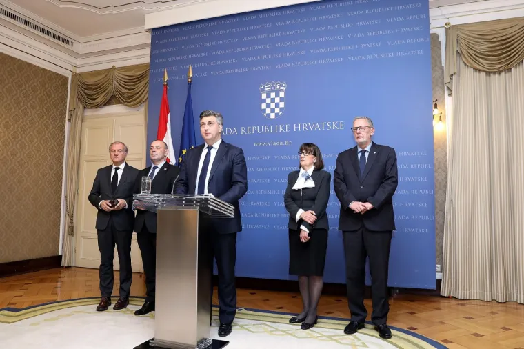 Izvanredna konferencija za novinare predsjednika Vlade Andreja Plenkovića u Banskim dvorima. Obratio se javnosti nakon nastavka izricanja presude &scaron;estorci iz BiH u predmetu Herceg-Bosna, a vezano za &scaron;okantan čin generala Slobodana Praljka u ha&scaron;koj sudnici i njegov tragičan kraj.