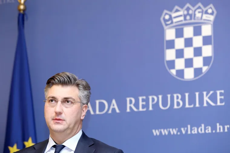 Izvanredna konferencija za novinare predsjednika Vlade Andreja Plenkovića u Banskim dvorima. Obratio se javnosti nakon nastavka izricanja presude &scaron;estorci iz BiH u predmetu Herceg-Bosna, a vezano za &scaron;okantan čin generala Slobodana Praljka u ha&scaron;koj sudnici i njegov tragičan kraj.
