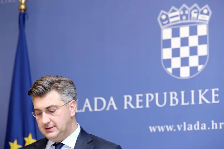 Izvanredna konferencija za novinare predsjednika Vlade Andreja Plenkovića u Banskim dvorima. Obratio se javnosti nakon nastavka izricanja presude &scaron;estorci iz BiH u predmetu Herceg-Bosna, a vezano za &scaron;okantan čin generala Slobodana Praljka u ha&scaron;koj sudnici i njegov tragičan kraj.