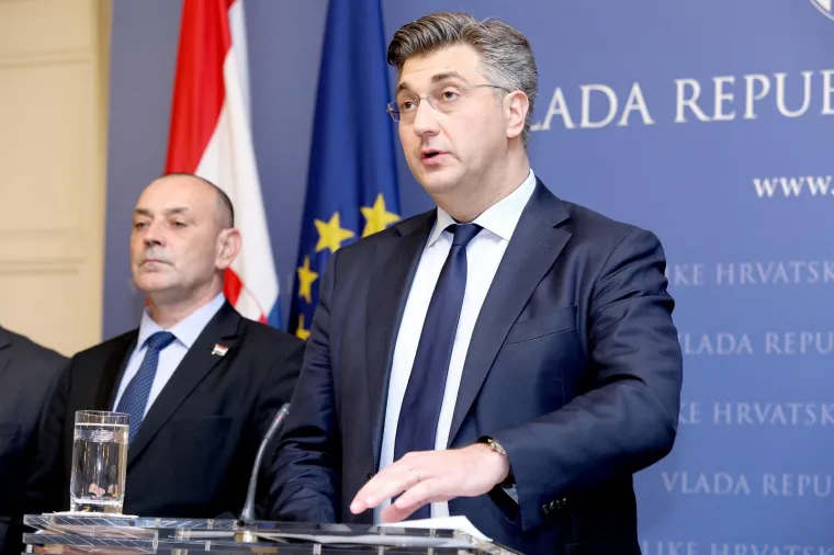 Izvanredna konferencija za novinare predsjednika Vlade Andreja Plenkovića u Banskim dvorima. Obratio se javnosti nakon nastavka izricanja presude &scaron;estorci iz BiH u predmetu Herceg-Bosna, a vezano za &scaron;okantan čin generala Slobodana Praljka u ha&scaron;koj sudnici i njegov tragičan kraj.