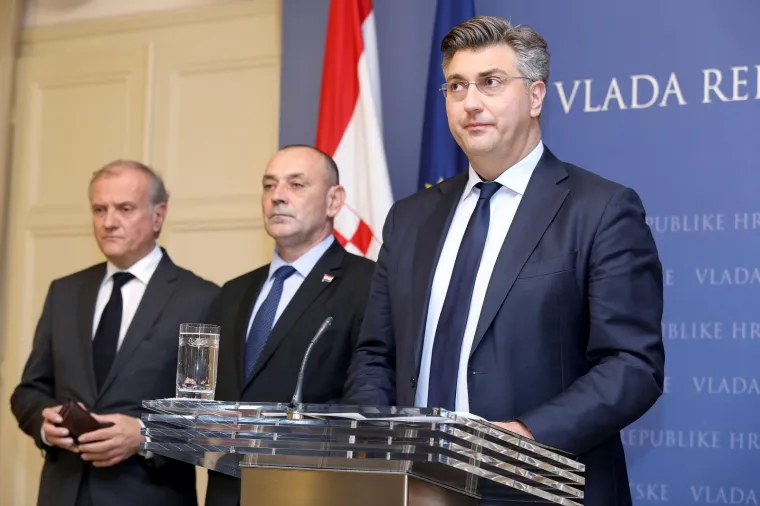 Izvanredna konferencija za novinare predsjednika Vlade Andreja Plenkovića u Banskim dvorima. Obratio se javnosti nakon nastavka izricanja presude &scaron;estorci iz BiH u predmetu Herceg-Bosna, a vezano za &scaron;okantan čin generala Slobodana Praljka u ha&scaron;koj sudnici i njegov tragičan kraj.