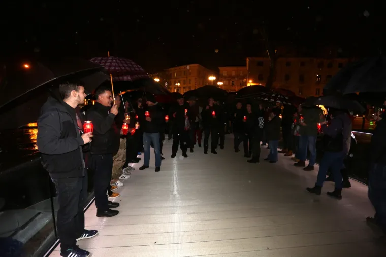 Građani Rijeke odaju počast: zapalili svijeće na Mostu branitelja povodom smrti generala Slobodana Praljka