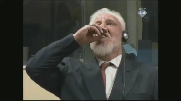 Nakon izricanja presude Praljak je viknuo da on nije ratni zločinac te da odbija presudu. "S prijezirom odbacujem Va&scaron;u presudu, nisam ratni zločinac", rekao je Praljak, nakon čega je ne&scaron;to popio te poručio kako se radi o otrovu. Nakon ovog čina  Praljak je iznesen iz sudnice, a sudac je naredio da se na galeriji spuste zastori. Nejasno je kako je Praljak, ako je riječ o otrovu, unio u sudnicu.