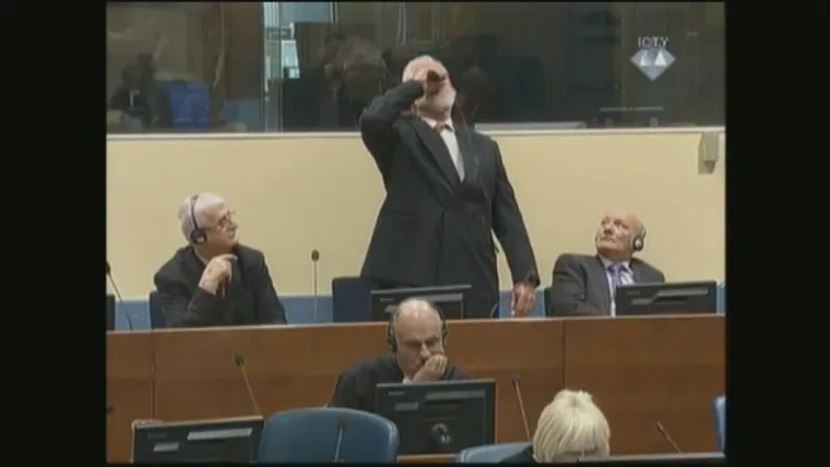 Nakon izricanja presude Praljak je viknuo da on nije ratni zločinac te da odbija presudu. "S prijezirom odbacujem Va&scaron;u presudu, nisam ratni zločinac", rekao je Praljak, nakon čega je ne&scaron;to popio te poručio kako se radi o otrovu. Nakon ovog čina  Praljak je iznesen iz sudnice, a sudac je naredio da se na galeriji spuste zastori. Nejasno je kako je Praljak, ako je riječ o otrovu, unio u sudnicu.