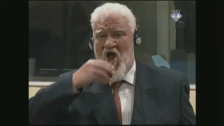 Nakon izricanja presude Praljak je viknuo da on nije ratni zločinac te da odbija presudu. "S prijezirom odbacujem Va&scaron;u presudu, nisam ratni zločinac", rekao je Praljak, nakon čega je ne&scaron;to popio te poručio kako se radi o otrovu. Nakon ovog čina  Praljak je iznesen iz sudnice, a sudac je naredio da se na galeriji spuste zastori. Nejasno je kako je Praljak, ako je riječ o otrovu, unio u sudnicu.