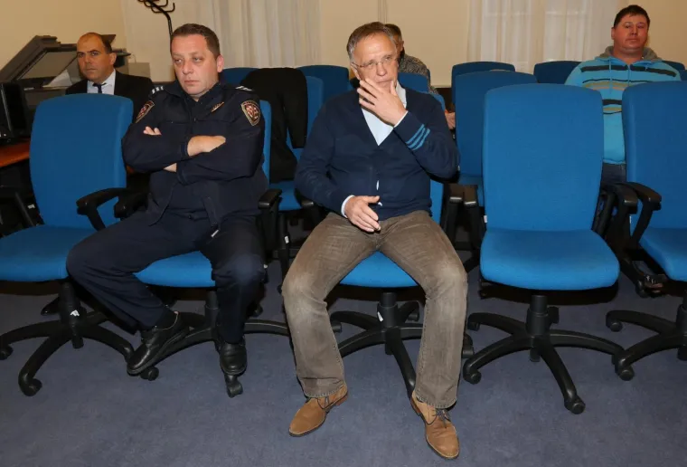 Na Županijskom sudu u Zagrebu izrečena je presuda Momčilu vujačiću i drugima optuženima za krijumčarenje droge. Vujačić je nepravomoćno osuđen na 11 godina zatvora, a preostala trojica optuženih osuđena su na tri odnosno tri i pol godine zatvora.