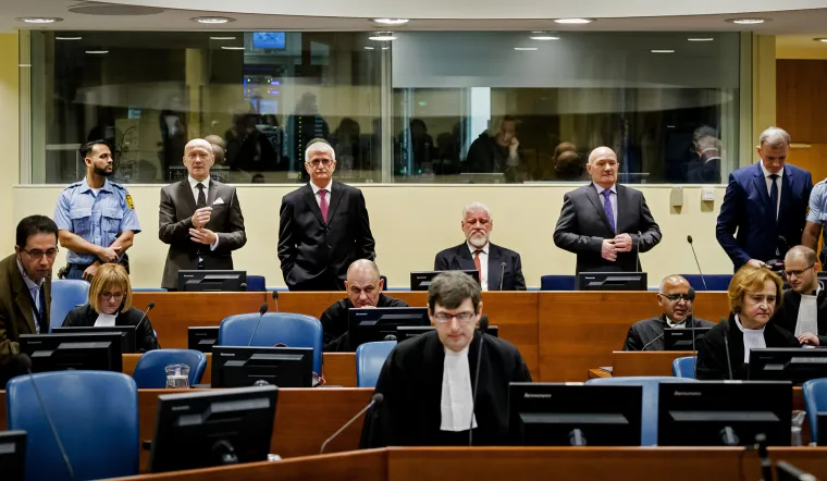 Smrknutih lica i zabrinuti: '&scaron;estorka' iz BiH prati izricanje presude