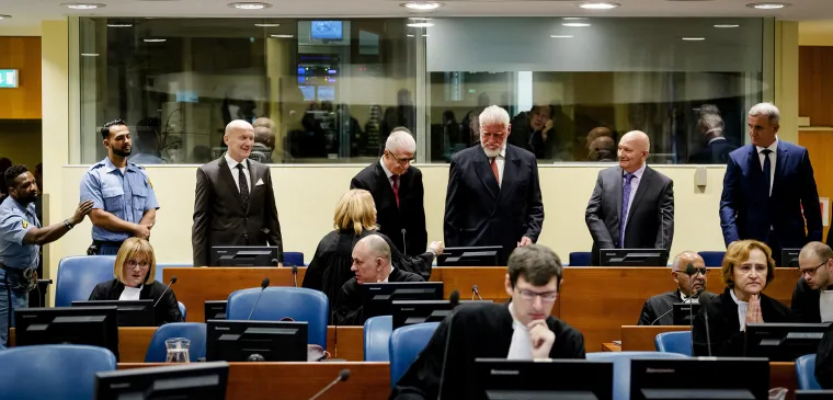 Smrknutih lica i zabrinuti: '&scaron;estorka' iz BiH prati izricanje presude