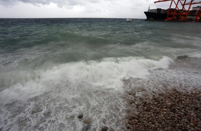 U RIJEKU STIGLA KIŠA UZ OLUJNI JUGO: Obalu grada zapljuskuju veliki valovi