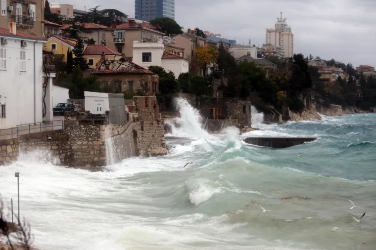 U Rijeci olujno je jugo stvorilo velike valove na moru pred gradom.