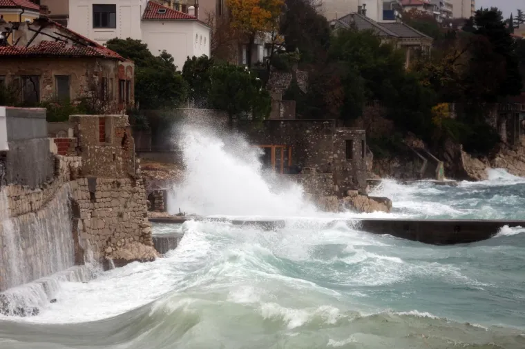 U RIJEKU STIGLA KIŠA UZ OLUJNI JUGO: Obalu grada zapljuskuju veliki valovi