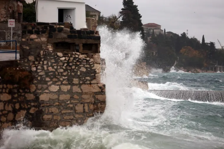 U RIJEKU STIGLA KIŠA UZ OLUJNI JUGO: Obalu grada zapljuskuju veliki valovi